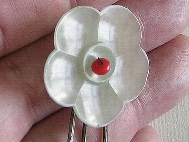 Five-petaled rosette and red bead – (0669)